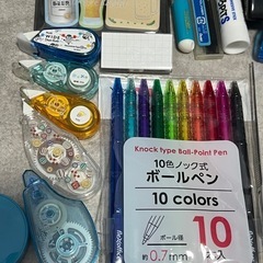 文房具各種　カラーペン　画鋲などの画像