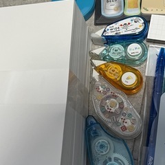 文房具各種　カラーペン　画鋲などの画像