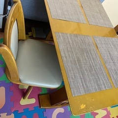 ダイニングテーブル　椅子二脚付きの画像