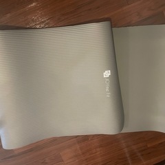 美品
ヨガマット　グレー　ケース付きの画像