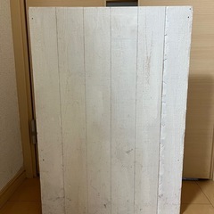 シャビーな飾り棚の画像