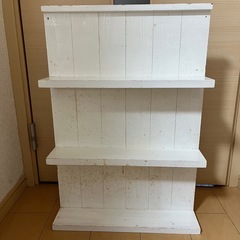 シャビーな飾り棚の画像