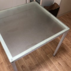 ダイニングガラステーブルの画像