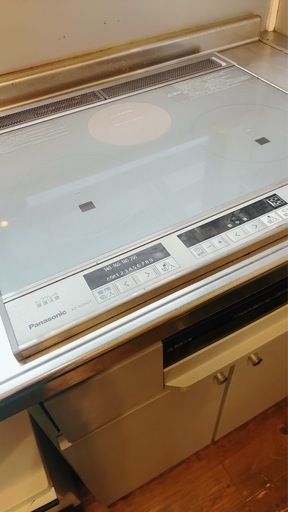 システムキッチンに組み込まれたIHクッキングヒーターとシンク