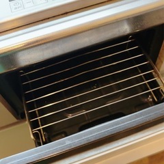 システムキッチンに組み込まれたIHクッキングヒーターとシンクの画像