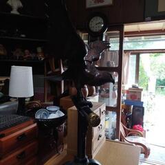 止まり鉄に留まる大鷹の画像