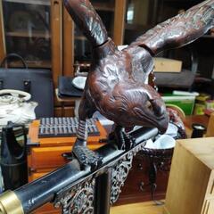 止まり鉄に留まる大鷹の画像