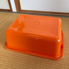 オレンジ色 プラスチック 食品保存容器の画像