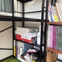 強化ガラス＆収納棚付き・鉄製フレーム作業用デスク（美品）の画像
