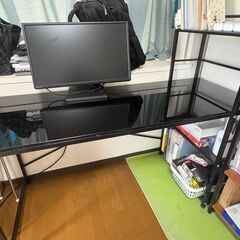 強化ガラス＆収納棚付き・鉄製フレーム作業用デスク（美品）の画像