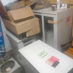 事務机、事務本棚、椅子、事務脇机、冷蔵庫の画像