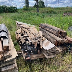 小屋を解体した材料の画像
