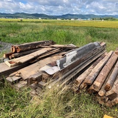 小屋を解体した材料の画像
