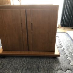 無料！美品！リメイク用にベンチダイニングセットのテーブルの天板を外した後の物入(キャビネット)のみ(キャスター付)の画像