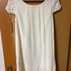白のワンピースの画像