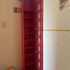 お部屋のアクセントに！赤いインテリアラックの画像