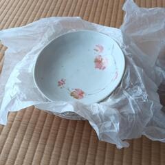 大皿と小皿のセットの画像