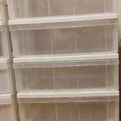 1つは上が木製、もう一つはプラ製のトップ（棚上）です。の画像