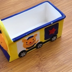 汽車のかたちの陶器の容器の画像