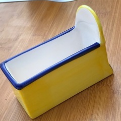 汽車のかたちの陶器の容器の画像