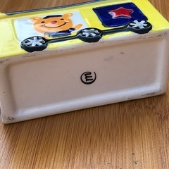 汽車のかたちの陶器の容器の画像