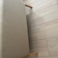 ナチュラル木肘×ベージュ生地の2人掛けソファ｜使用2年・美品（ナフコ購入）の画像