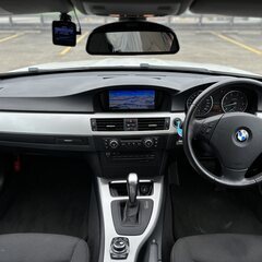 岡山【自社ローン】保証人無可★全国対応★BMW【320i後期】18インチAW/イカリング/ドラレコ/メモリー付きパワシート/DVD再生/ミラー型ETC/本革巻きステアリング/ステアリングスイッチの画像