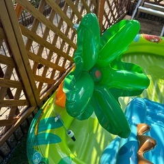 子供　プール？滑り台、噴水付きの画像