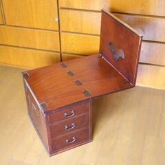 場所を取らない引出し付き木製折りたたみ机／文机の画像