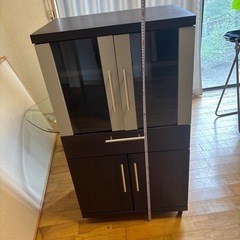 ガラス戸付きラックの画像