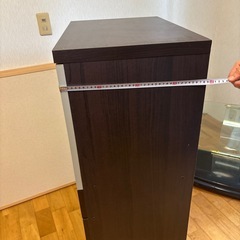ガラス戸付きラックの画像