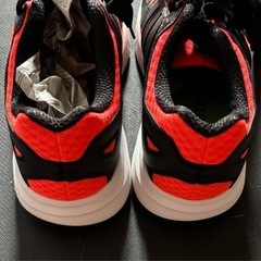 新品未使用箱付きadidasスニーカーの画像