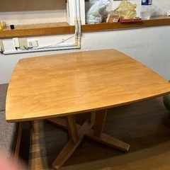 ダイニングテーブルです、高さ70cmと低めで使いやすいです。の画像