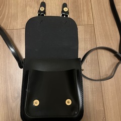 【未使用に近い】ブラックショルダーバッグ フラップ付きの画像