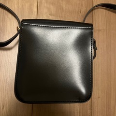 【未使用に近い】ブラックショルダーバッグ フラップ付きの画像
