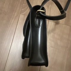 【未使用に近い】ブラックショルダーバッグ フラップ付きの画像