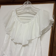 フリル付きトップスの画像