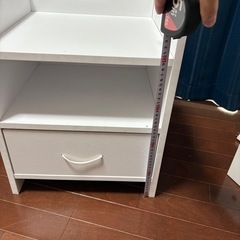 引き出し付き棚の画像