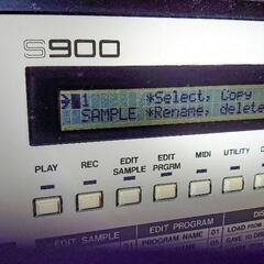 akai s900 midi digital samplerの画像