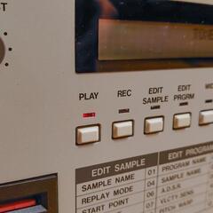 akai s900 midi digital samplerの画像