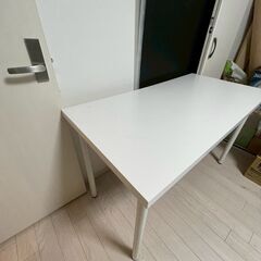 白テーブルの画像