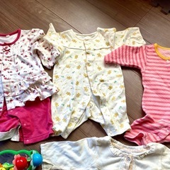 ベビー用品　服　おもちゃ色々の画像