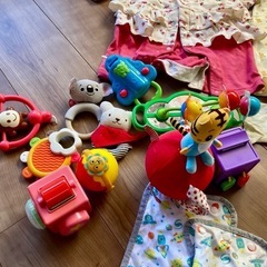 ベビー用品　服　おもちゃ色々の画像