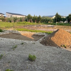 家庭菜園用に彫り上げた土の画像