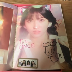 twiceサイン入りアルバム　おまけ付き　値段安くできますの画像