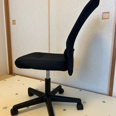 キャスター付きオフィスチェア　黒の画像