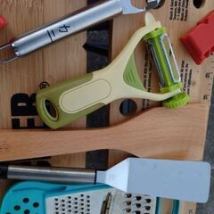 観音寺 計量カップ マッシャー ピーラー ターナー 魚焼き用ヘラ カニ用ピーラー スライサー等セット 中古品の画像