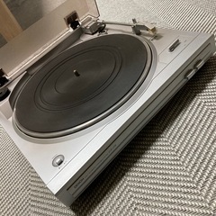ジャンク品のレコードプレーヤーの画像