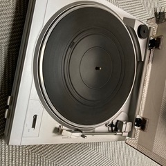 ジャンク品のレコードプレーヤーの画像