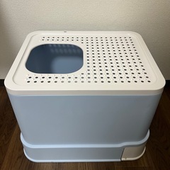 猫用トイレ 青と白の通気性デザインの画像